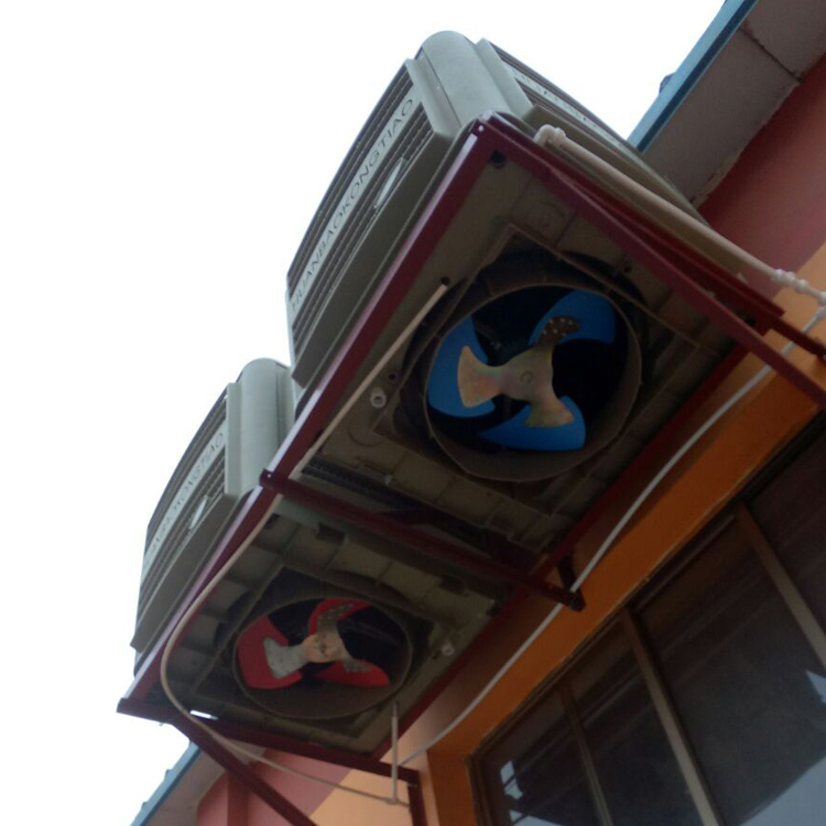 换句话说就是车间内只有部分区域有工作岗位,这个时候就非常适合采用岗位定点降温,人员岗位在哪里,湿帘冷风机送风管道就走管道、开风口,对着工作岗位上的工人降温。没有人员工作的区域就暂不进行降温。 换句话说就是车间内只有部分区域有工作岗位,这个时候就非常适合采用岗位定点降温,人员岗位在哪里,湿帘冷风机送风管道就走管道、开风口,对着工作岗位上的工人降温。没有人员工作的区域就暂不进行降温。